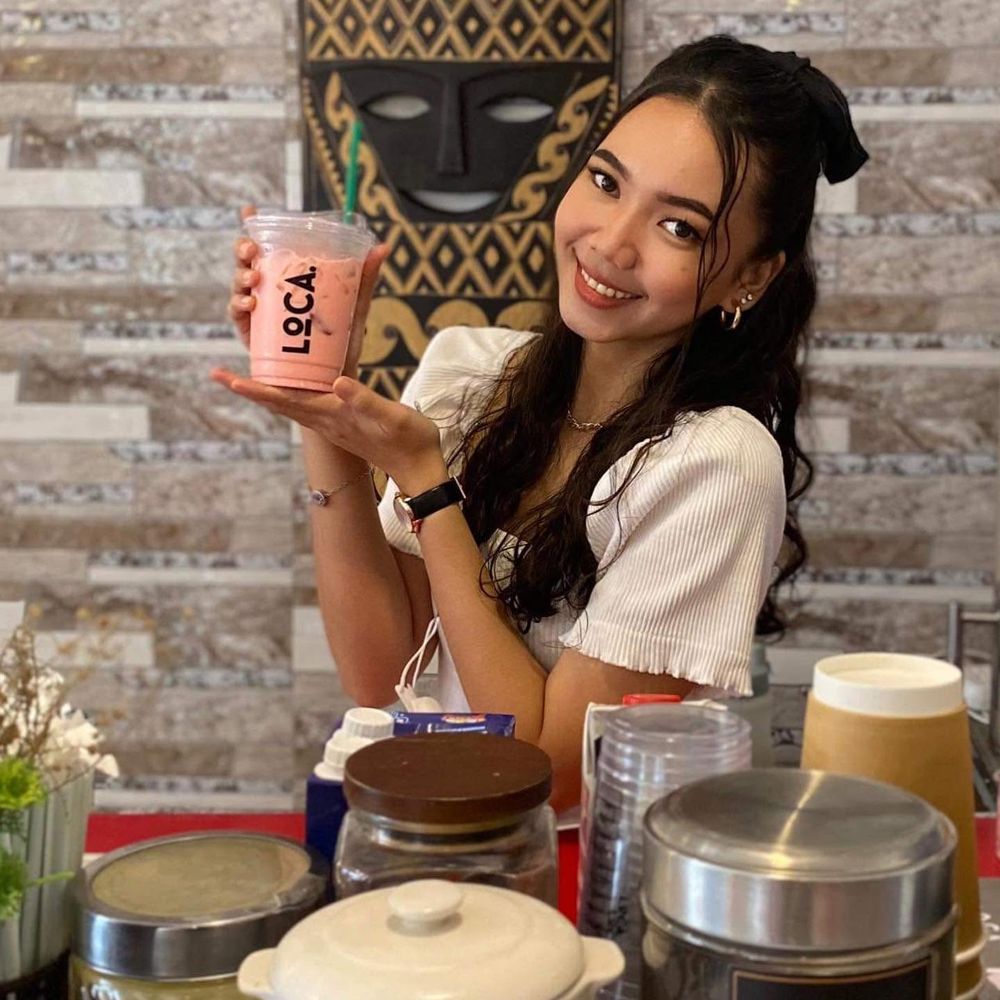Guest holding a Loca drink